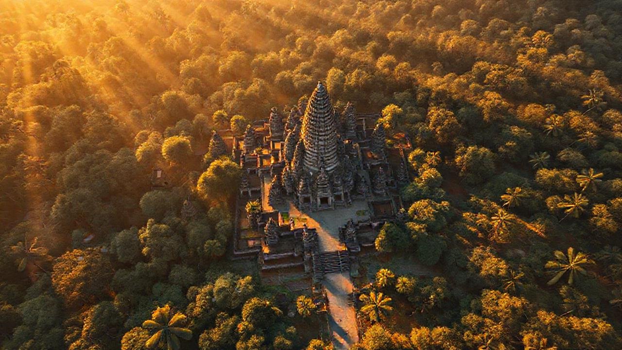 Ruinas camboyanas, sol dorado y sombras